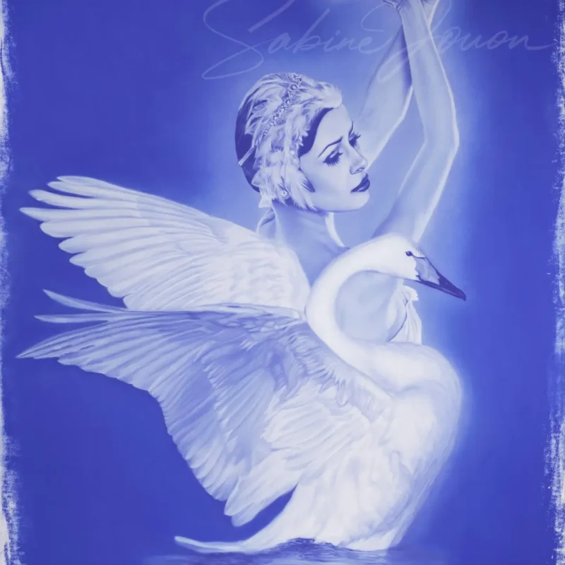 Portrait monochrome bleu de l'œuvre Entrée en Grâce, réalisé au pastel sec par l'artiste Sabine Jouon pour la collection Outrebleu.
