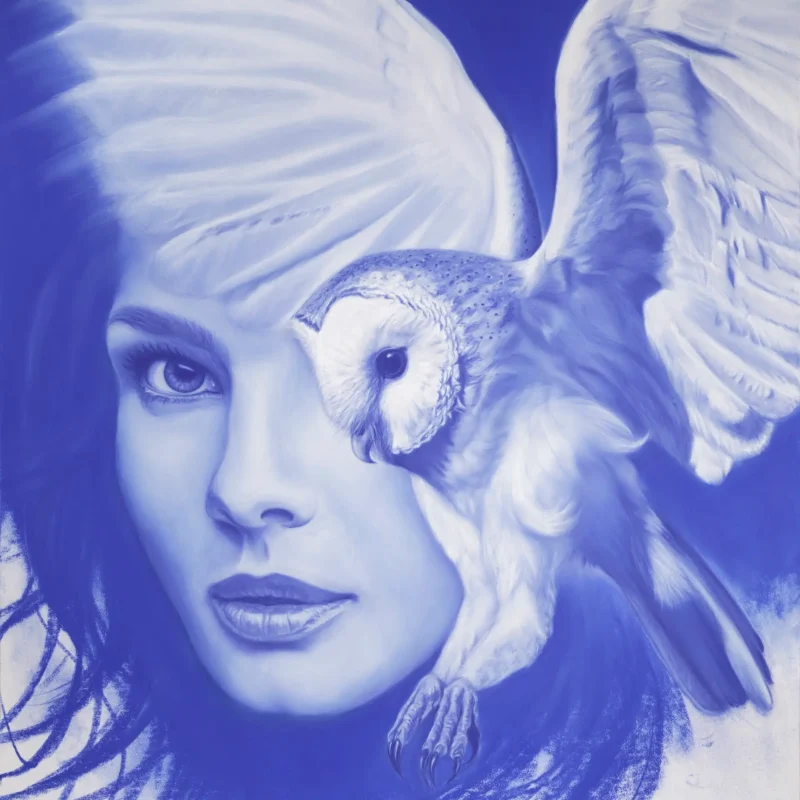 Portrait monochrome bleu de l'œuvre La Dame Blanche, réalisé au pastel sec par l'artiste Sabine Jouon pour la collection Outrebleu
